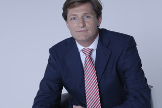 重塑企业格局的免费信息轰炸机